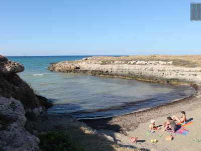 A sud del centro si trova la spiaggia pi� bella di Villanova: Cala dei Capperi che prende il nome dalla piante che la circondano